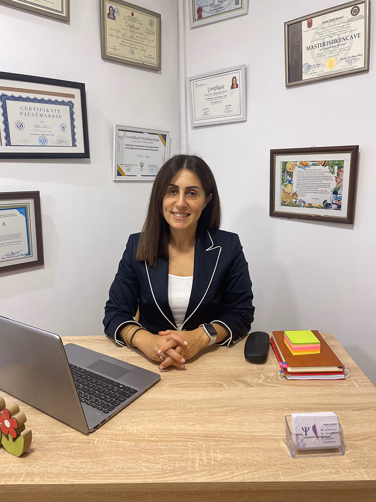 Arjeta Mani, Psikologe Klinike. Arjeta Mani, Psikologe Klinike.
